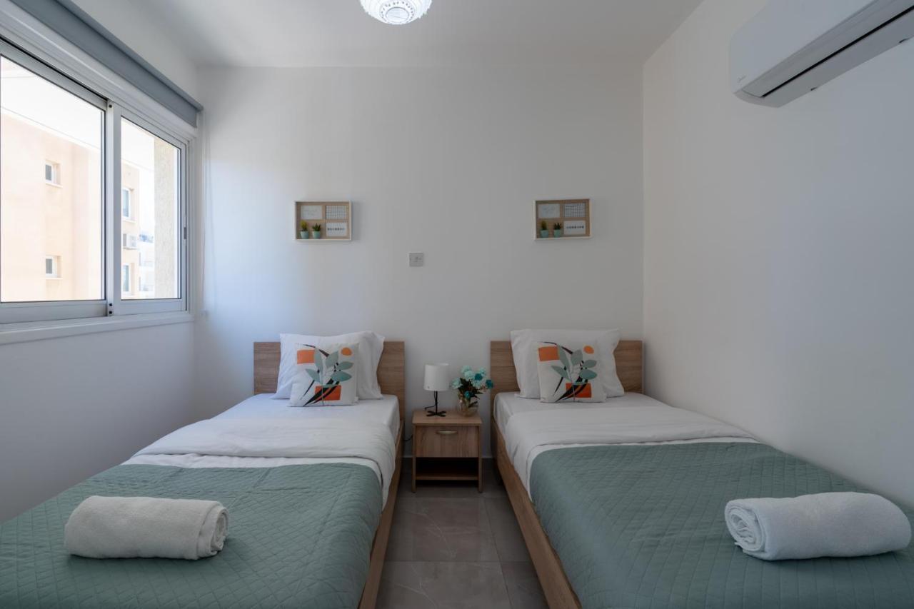 Andrea 3-Bedroom Apt In Mackenzie Larnaca Esterno foto
